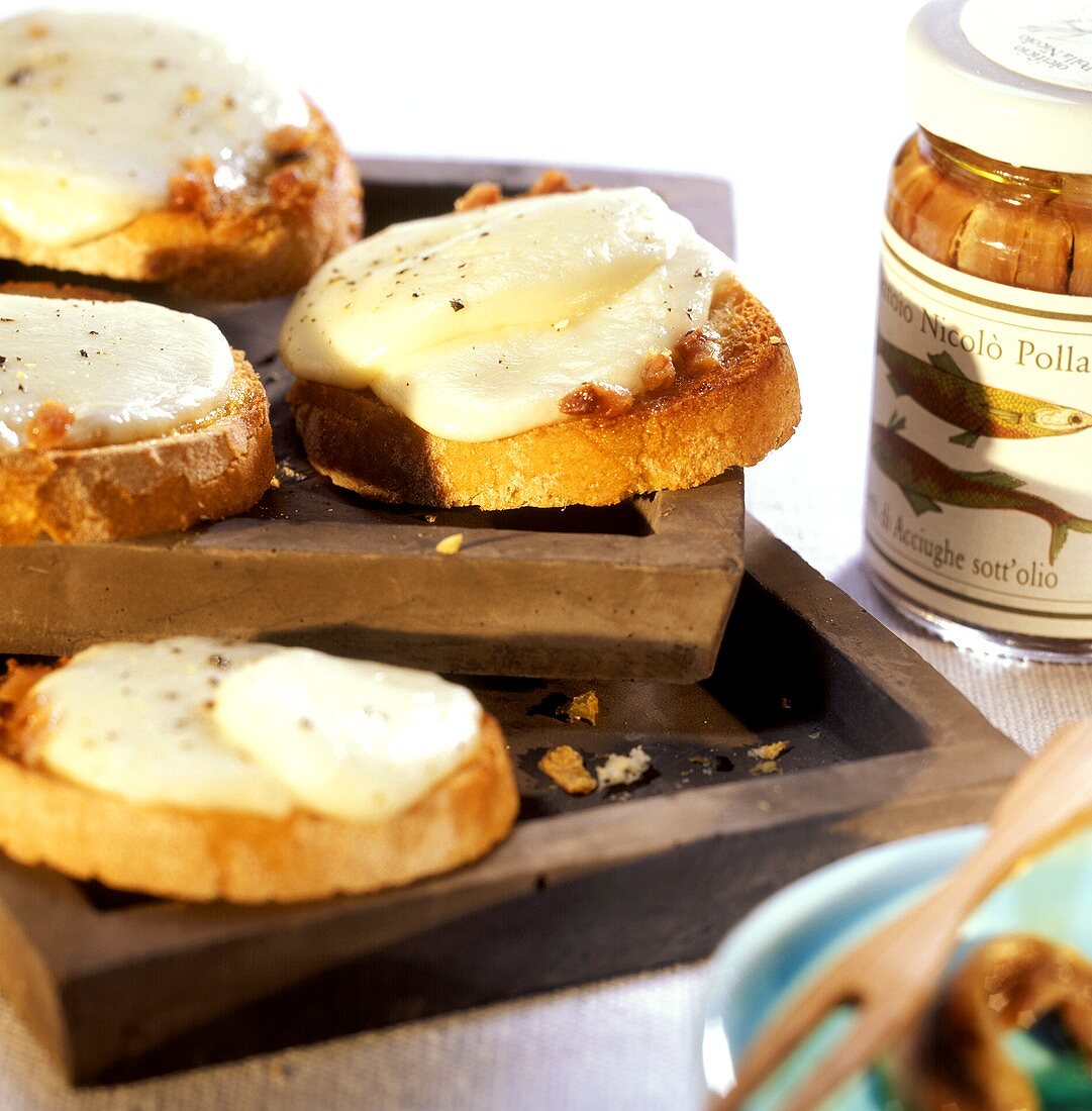 Crostini con le sarde (toast with anchovies & mozzarella)
