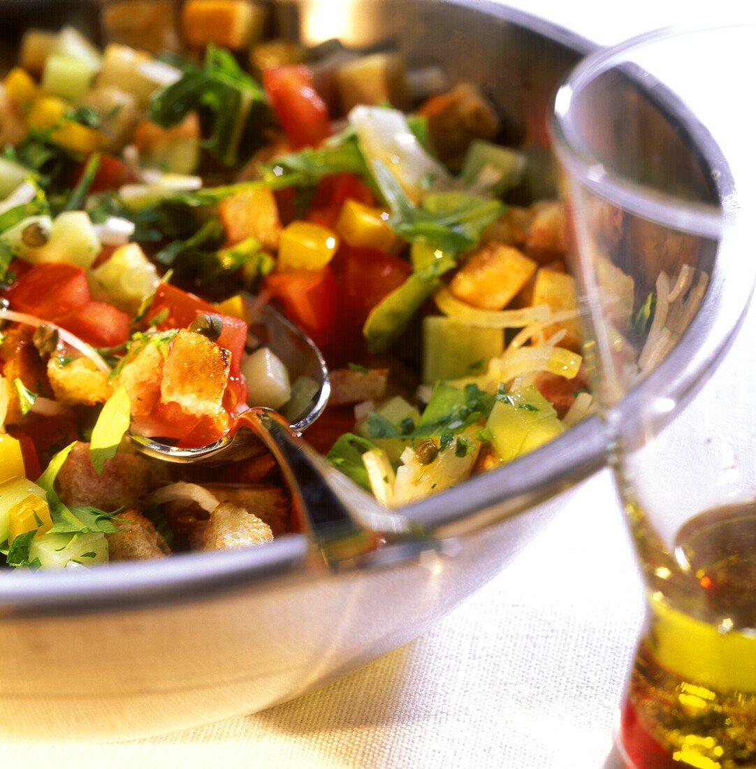 Panzanella (Brotsalat mit Tomaten, Gurken & Rucola, Italien)