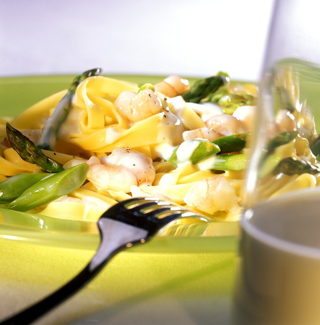 Pasta alla golosa (Bandnudeln mit grünem Spargel & Garnelen)