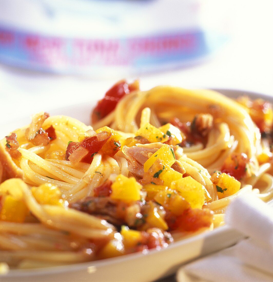 Pasta col tonno (spaghetti with tuna, tomatoes and peppers)