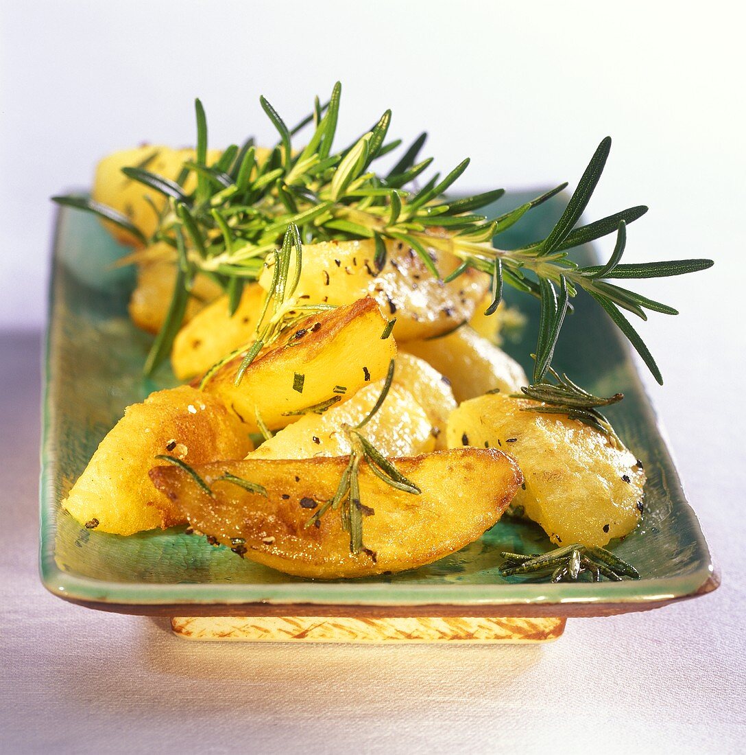 Patate al rosmarino (roast potatoes with rosemary, Italy)