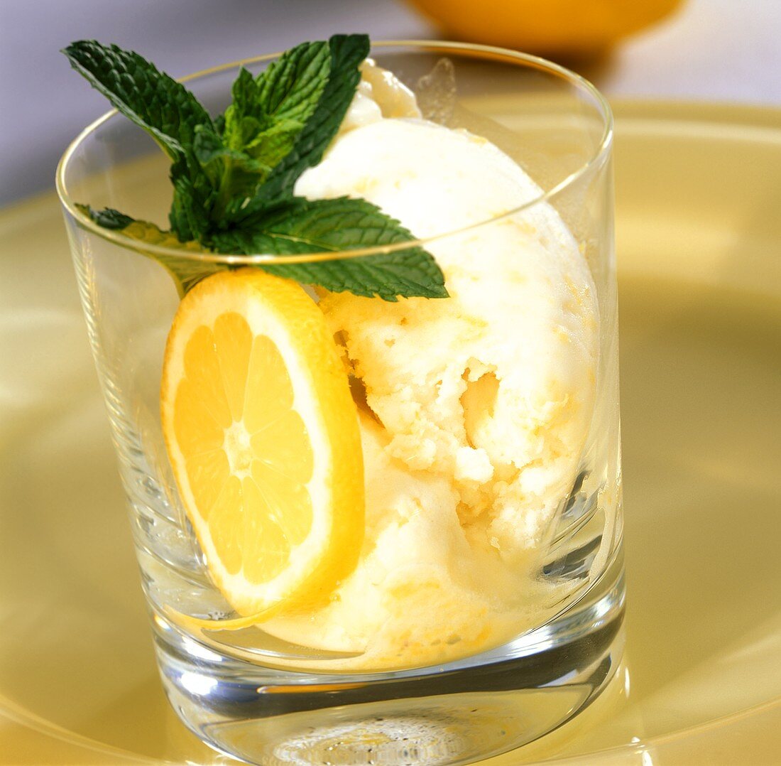 Gelato al limone (lemon ice cream with fresh mint, Italy)