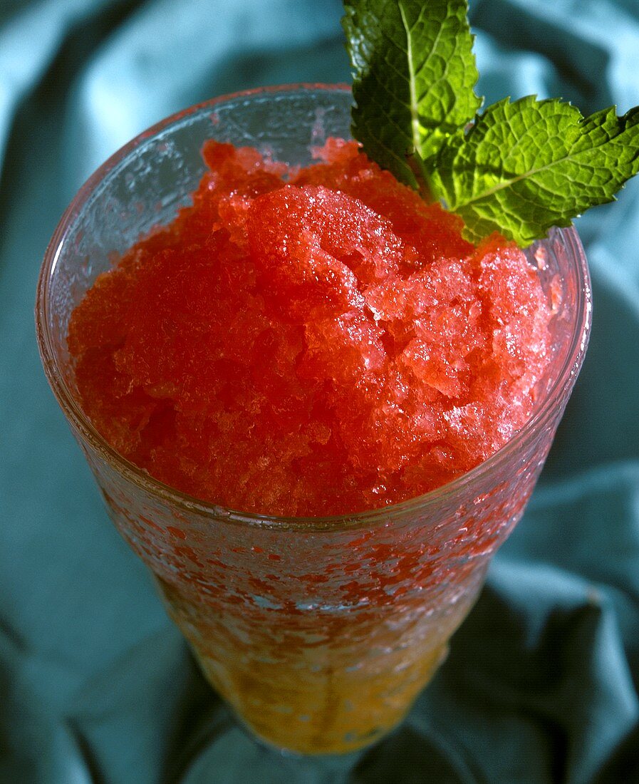 Sorbetto d'anguria (Wassermelonensorbet mit Zitronenmelisse)