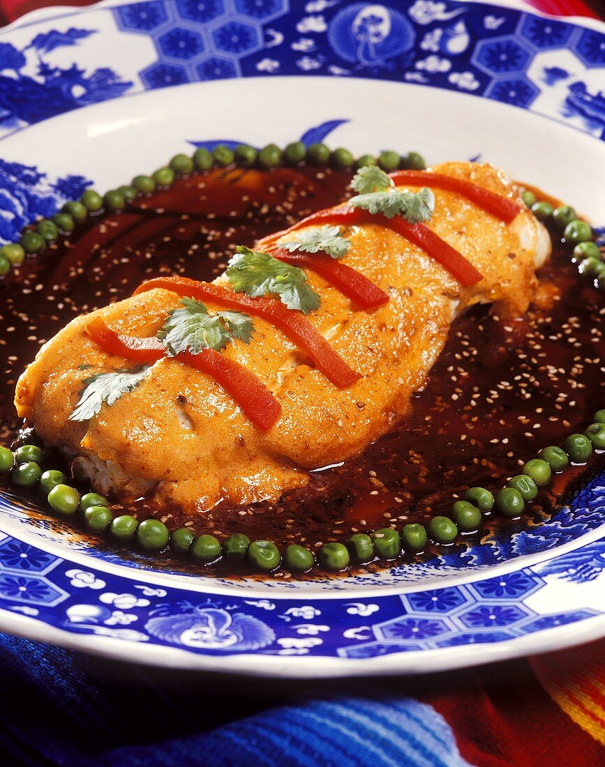 Asiatischer überbackener Fisch in Soja-Sesam-Sauce