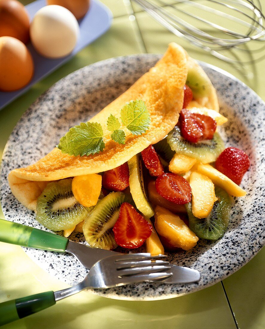 Omelett mit Früchten und Zitronenmelisse