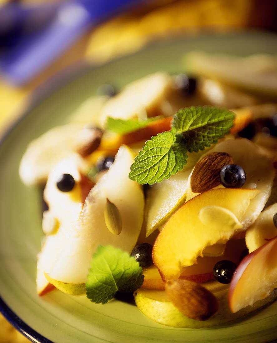 Pfirsichsalat mit Heidelbeeren, Mandeln, Sonnenblumenkernen