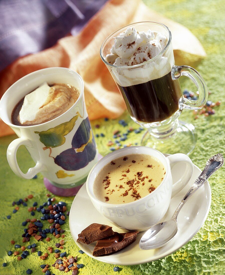 Cappuccino, Irish Coffee und Kaffee mit Schokolade