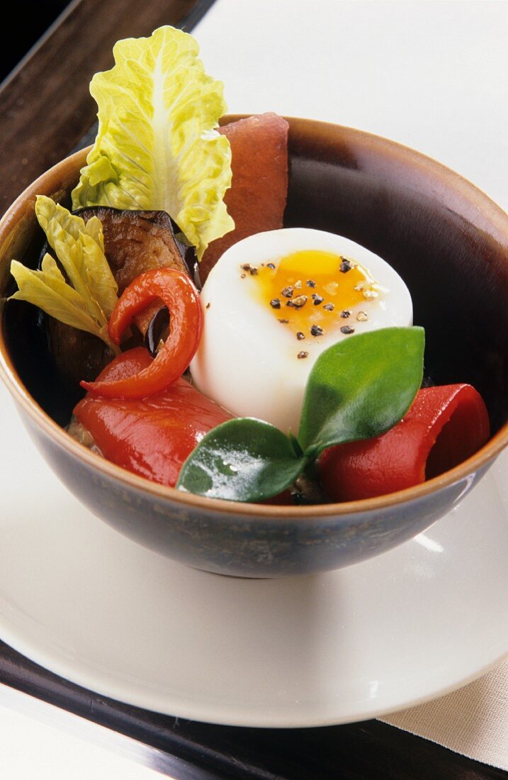 Weichgekochtes Ei mit mariniertem Gemüse und Fisch