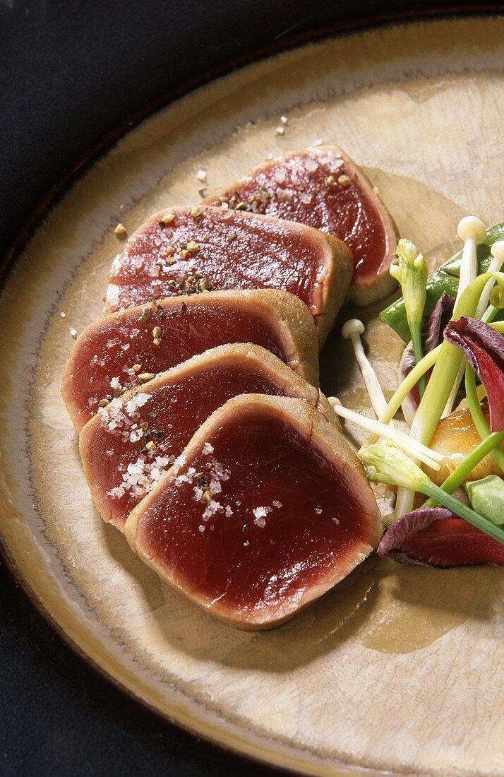 Sautéed tuna fillet, in slices, garnished with vegetables