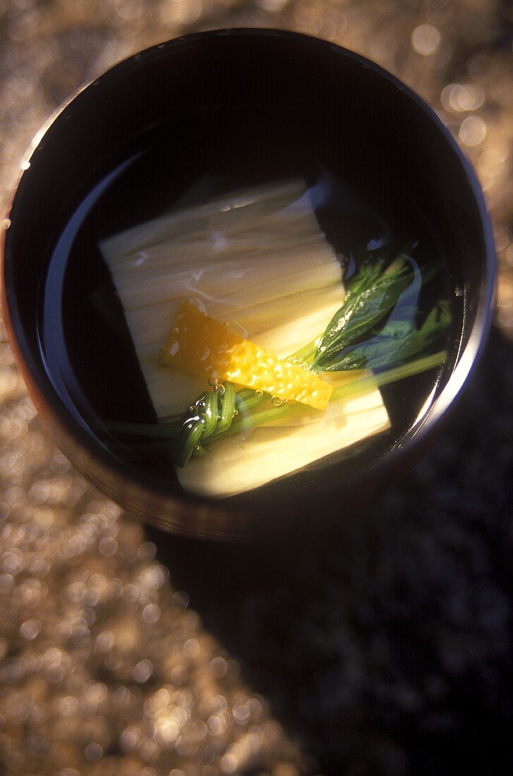 Misosuppe in japanischer Schale