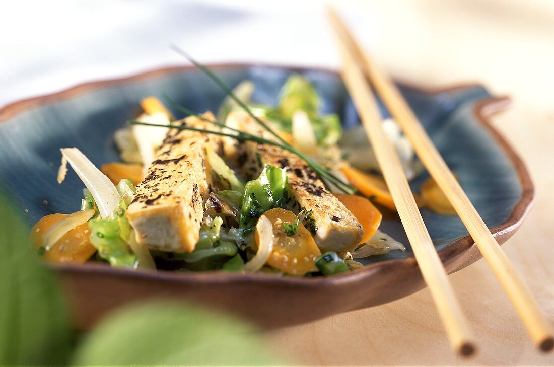 Fried white cabbage with tofu and carrots