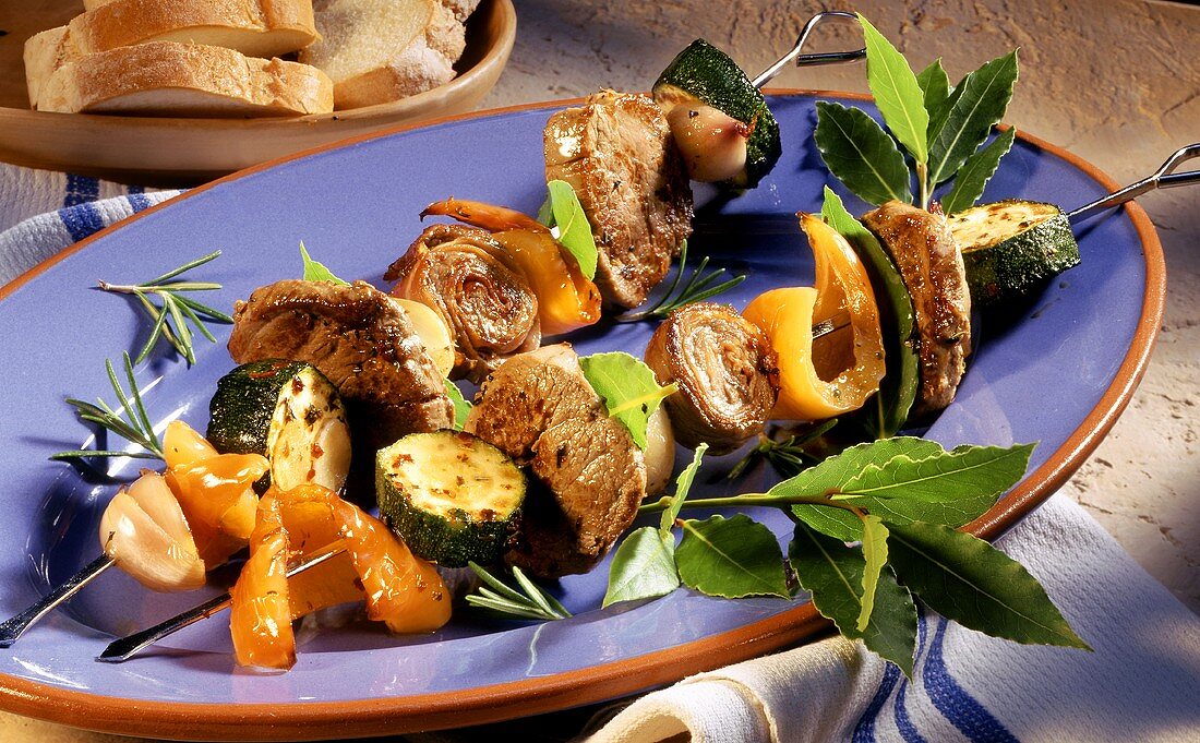Meat kebabs with vegetables and bay leaf