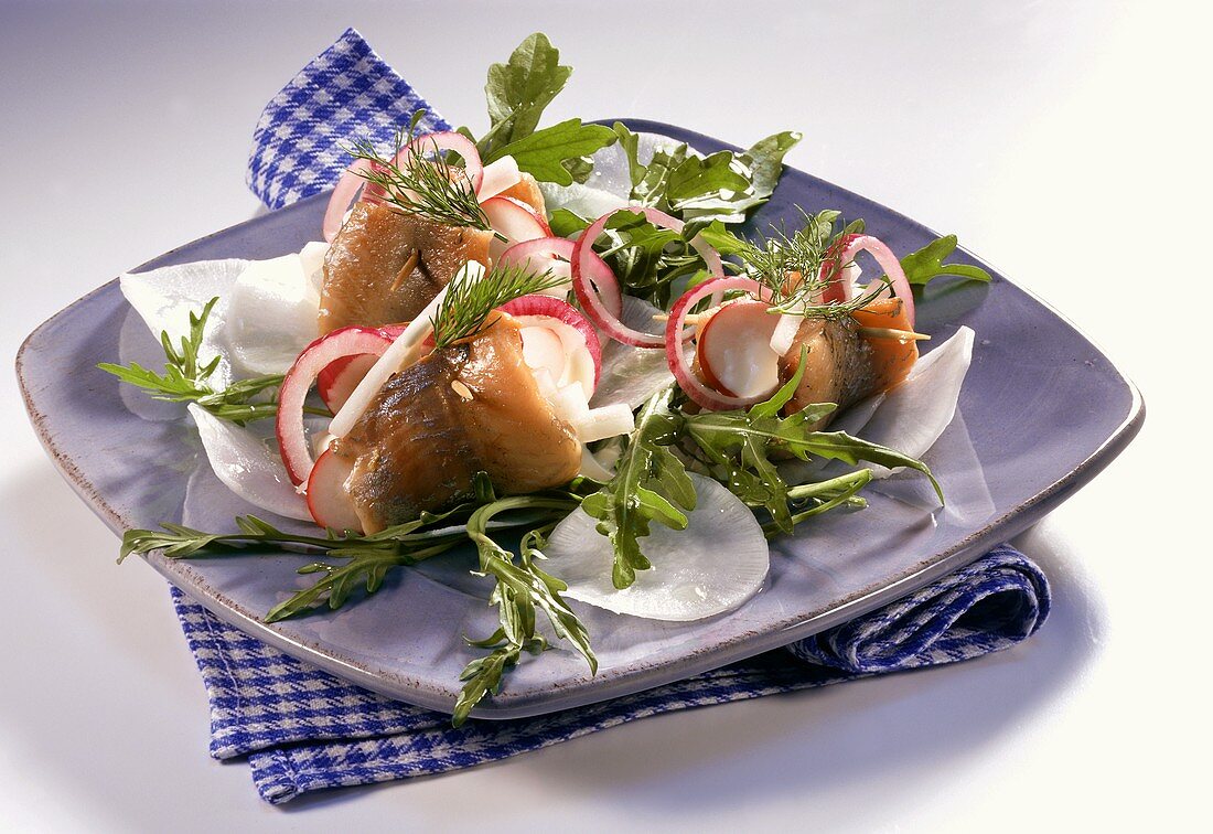 Matjes mit Rettich, Zwiebeln und Rucola