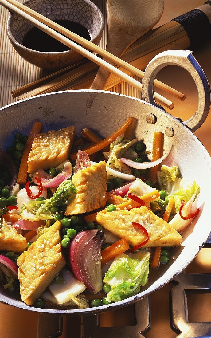 Wokgemüse mit Tofu und Sesam; Sojasauce