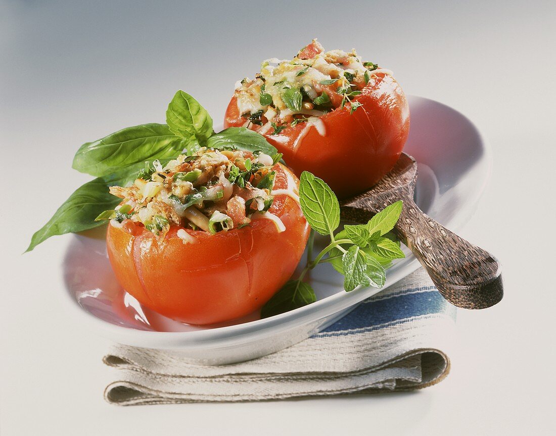 Gefüllte Tomaten mit Kräuterkruste und Pinienkernen