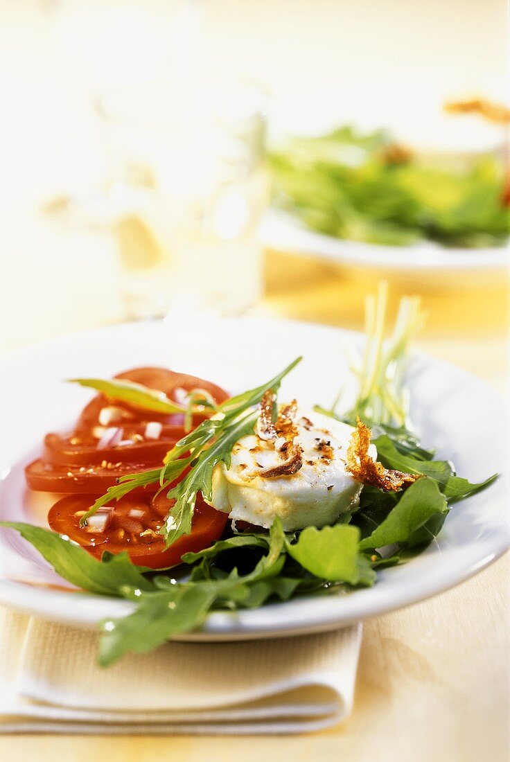 Rucola-Tomaten-Salat mit gebratenem Ziegenkäse