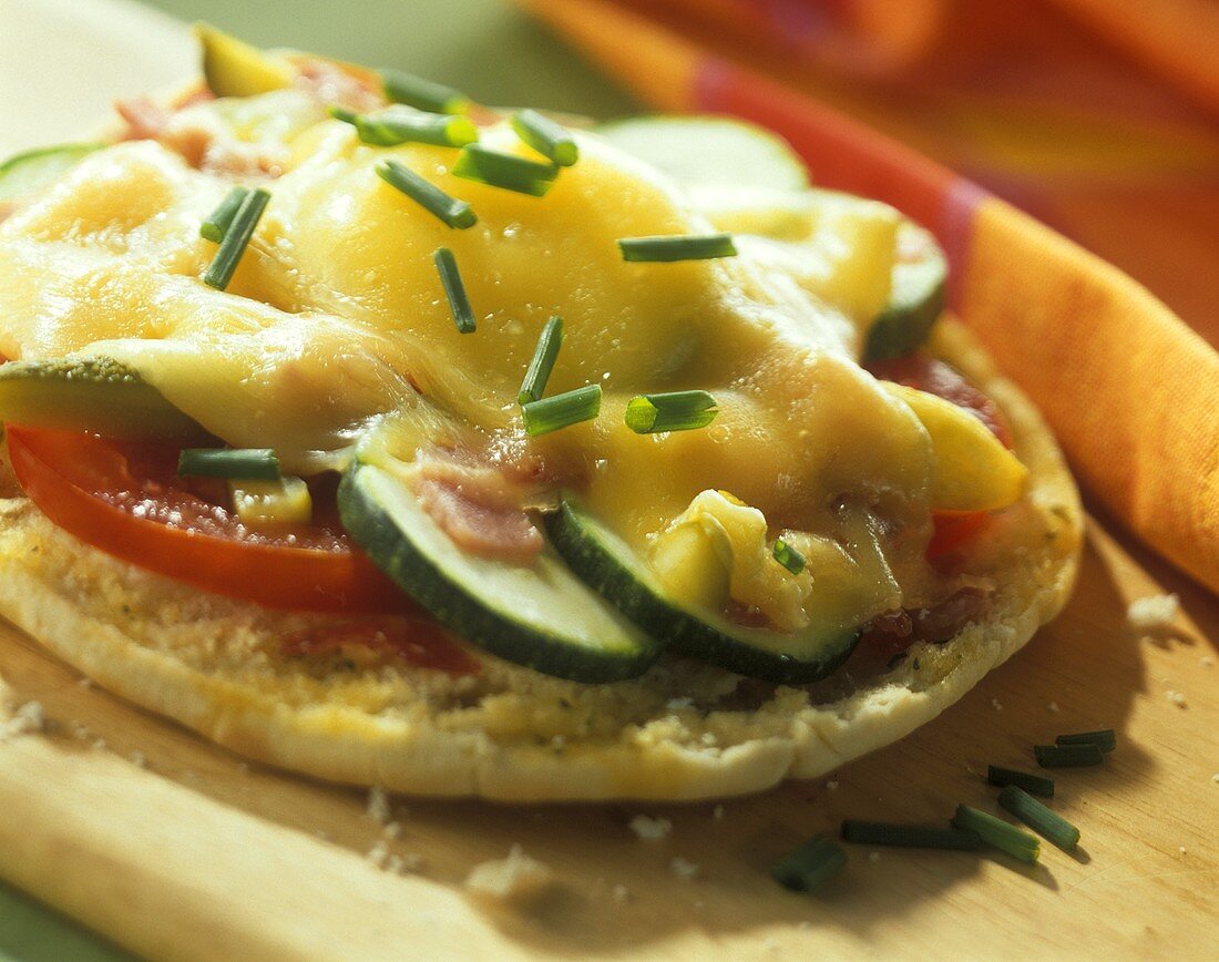 Pitta bread with vegetables, cheese and chives