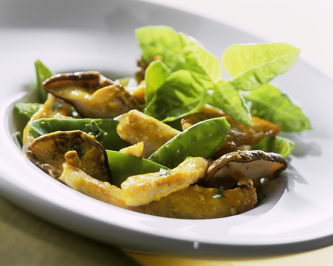 Hähnchencurry mit Kokos, Zuckerschoten und Pilzen