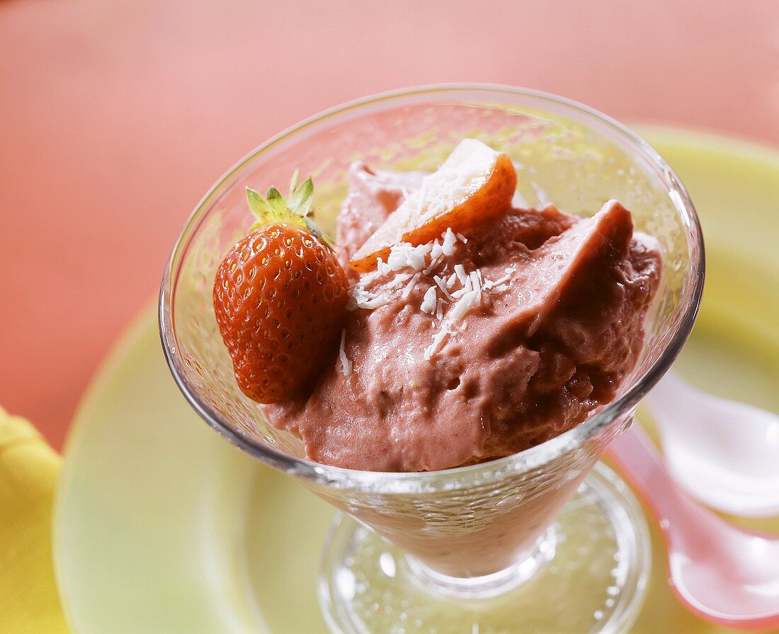 Erdbeer-Kokos-Eis mit frischen Erdbeeren