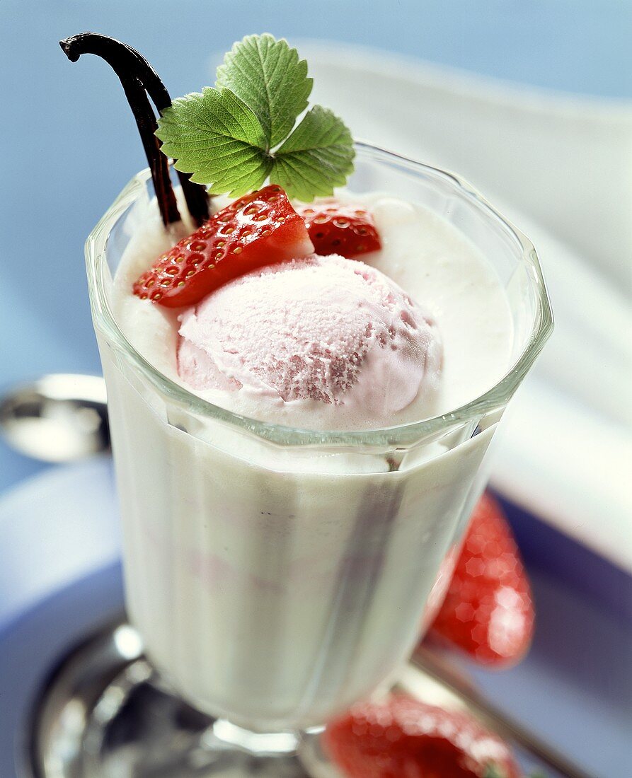 Vanillemilch mit Erdbeereis und frischen Erdbeeren