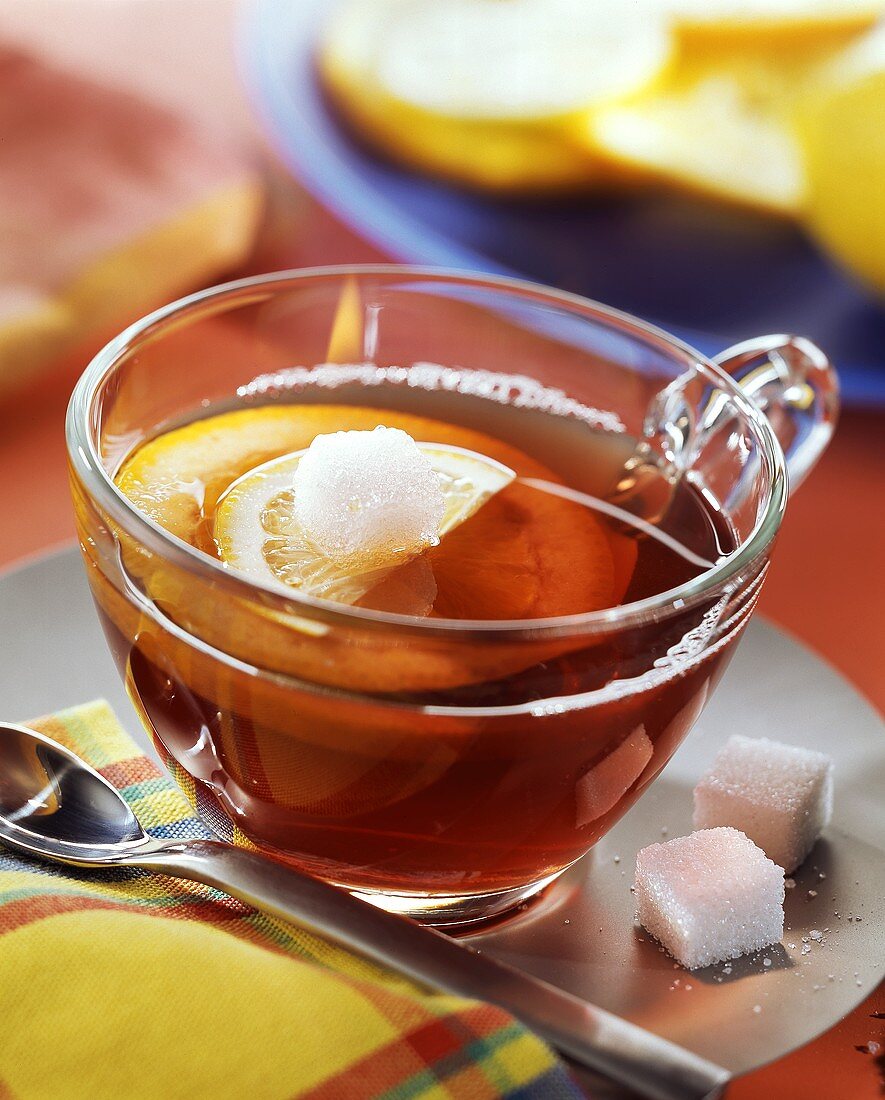 Teepunsch mit Rotwein, Orangen und Würfelzucker