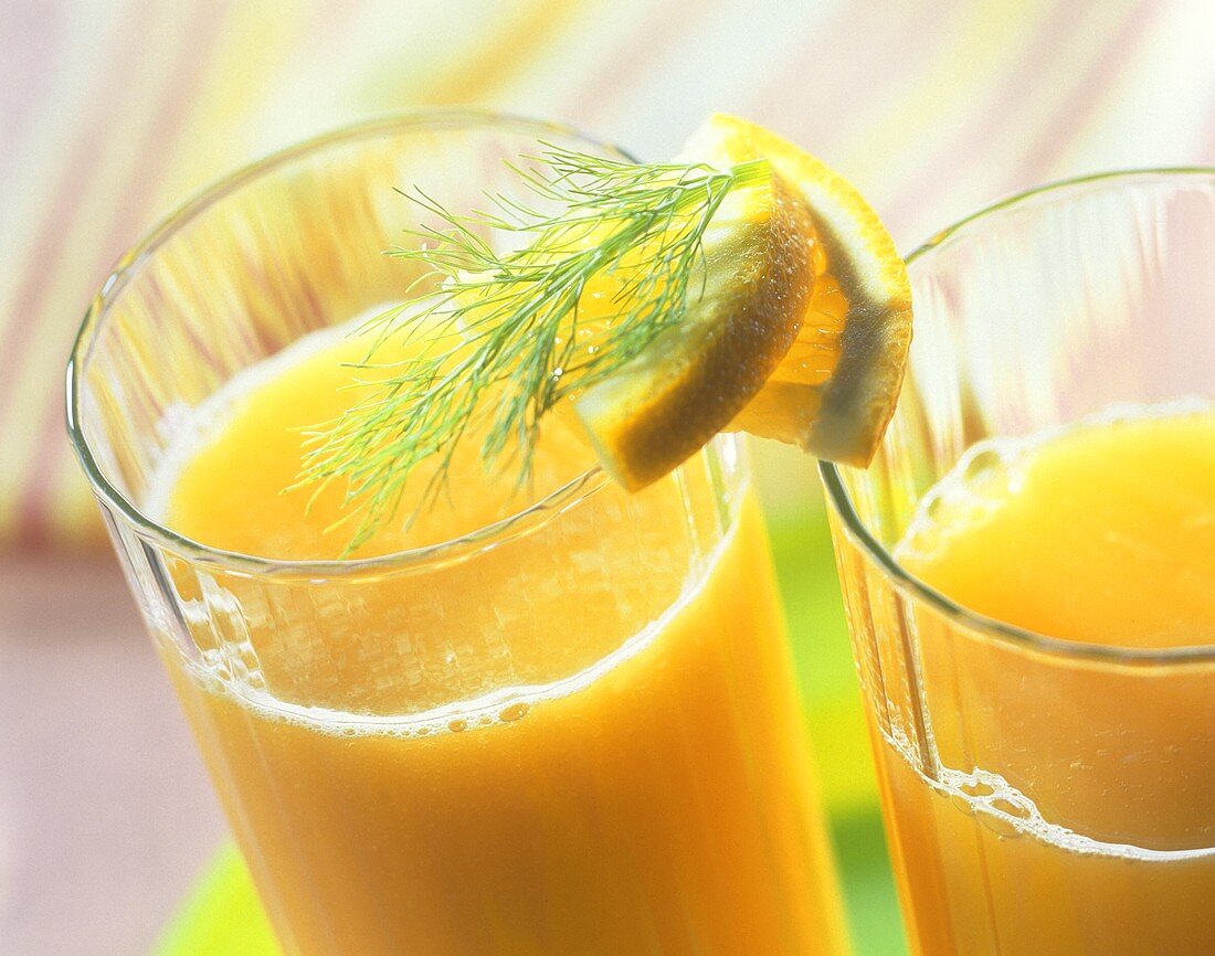 Fenchel-Möhren-Drink mit Orangenstücken und Fenchelgrün