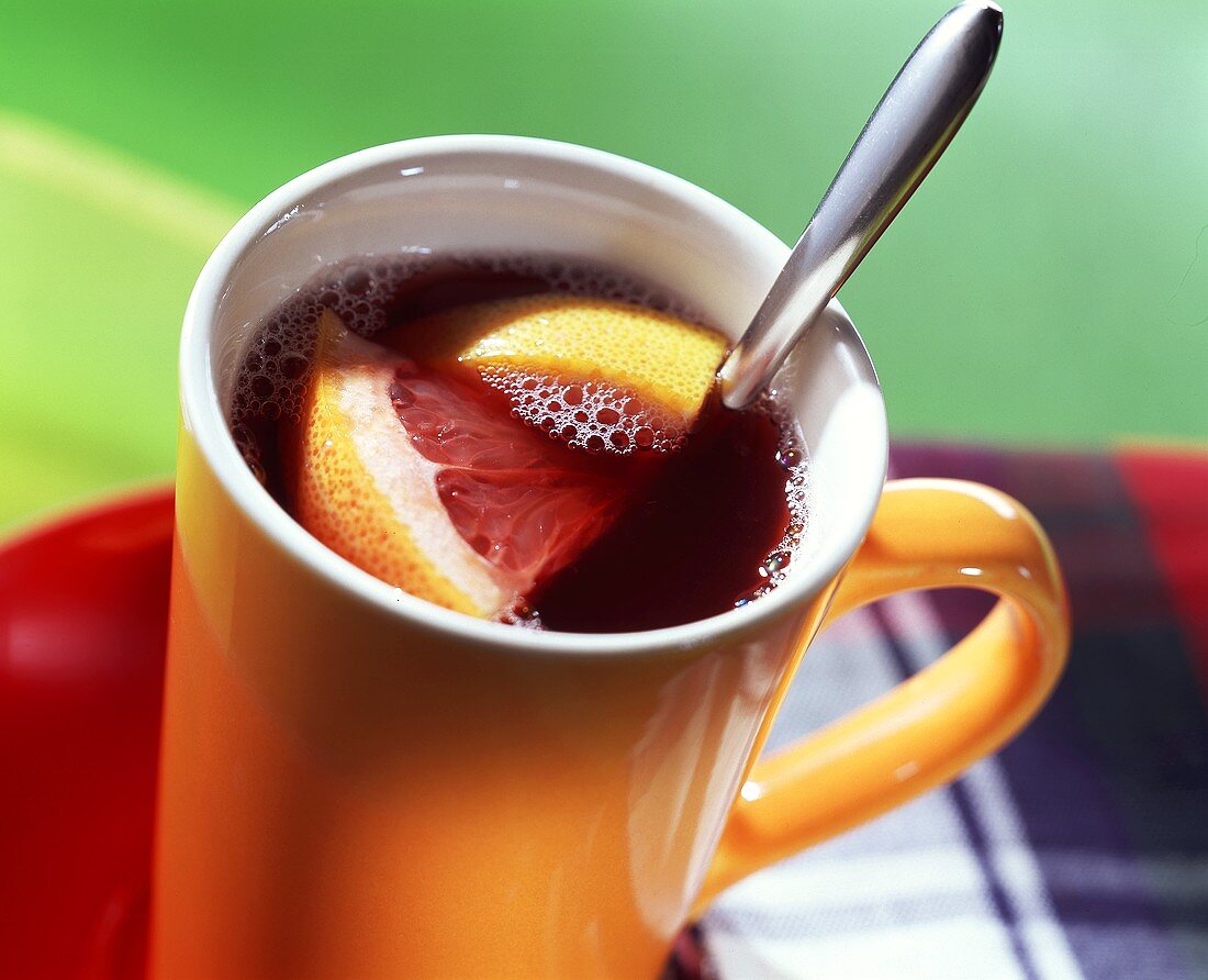 Holunder-Trauben-Drink mit Grapefruitstücken