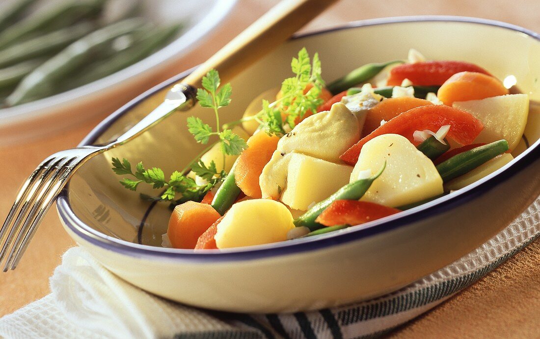 Spanischer Kartoffelsalat mit Möhren und grünen Bohnen