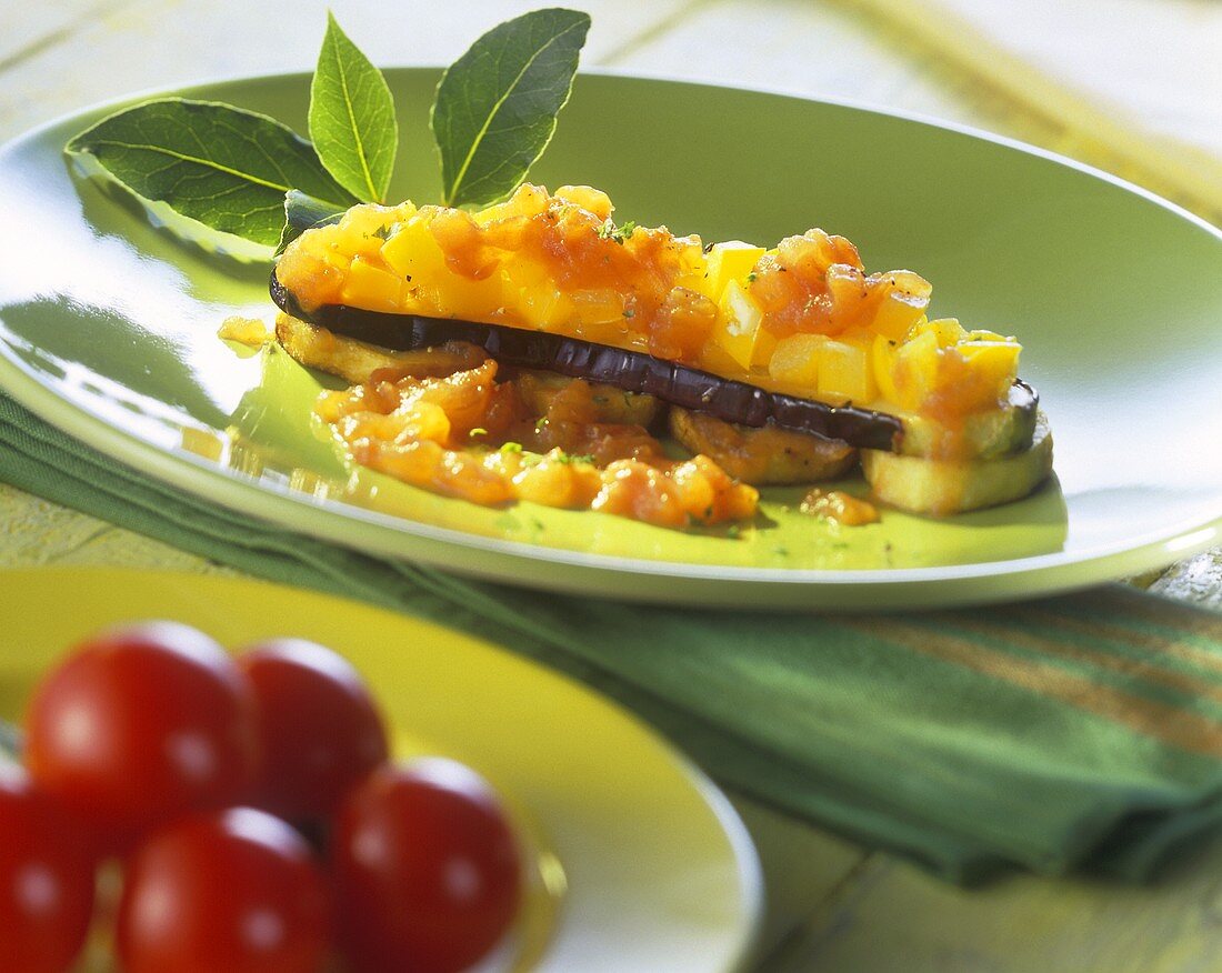 Gemüseauflauf mit Auberginen, Tomaten und Kartoffeln