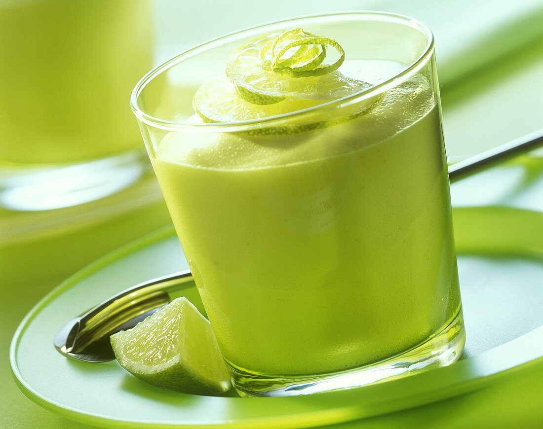 Limettencreme mit Limettenscheiben