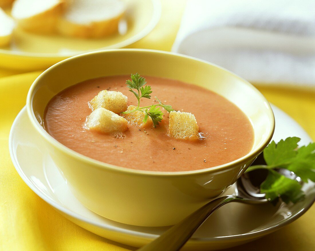 Creamed tomato soup with croutons and parsley