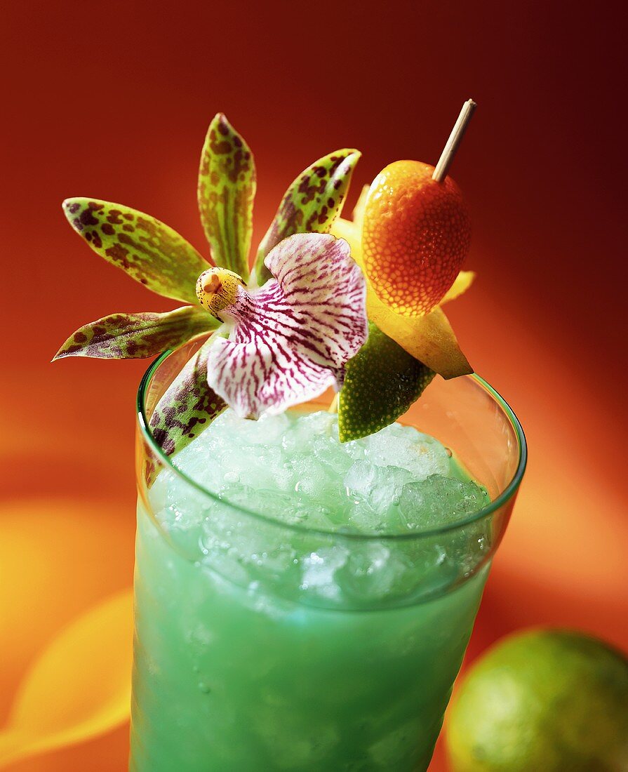Cocktail mit Blue Curacao, Orchidee und Früchtespiess