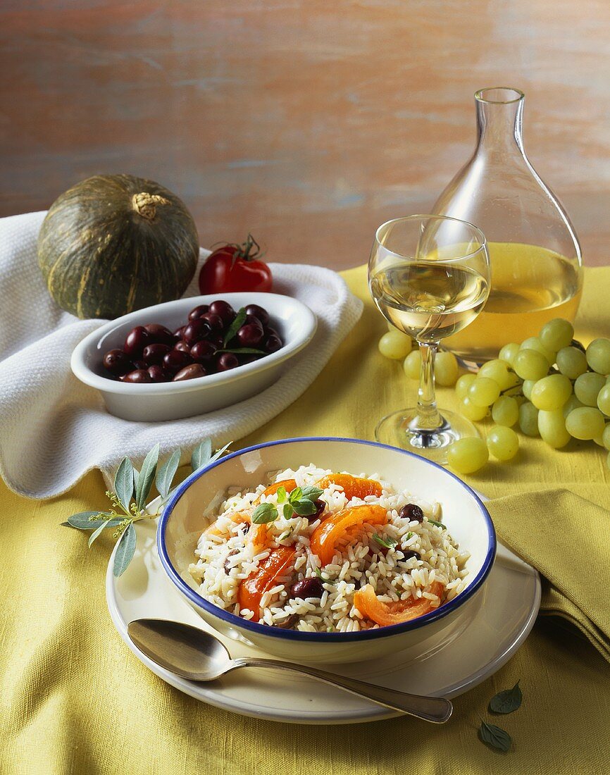 Risotto mit Oliven und Tomaten; Weißwein