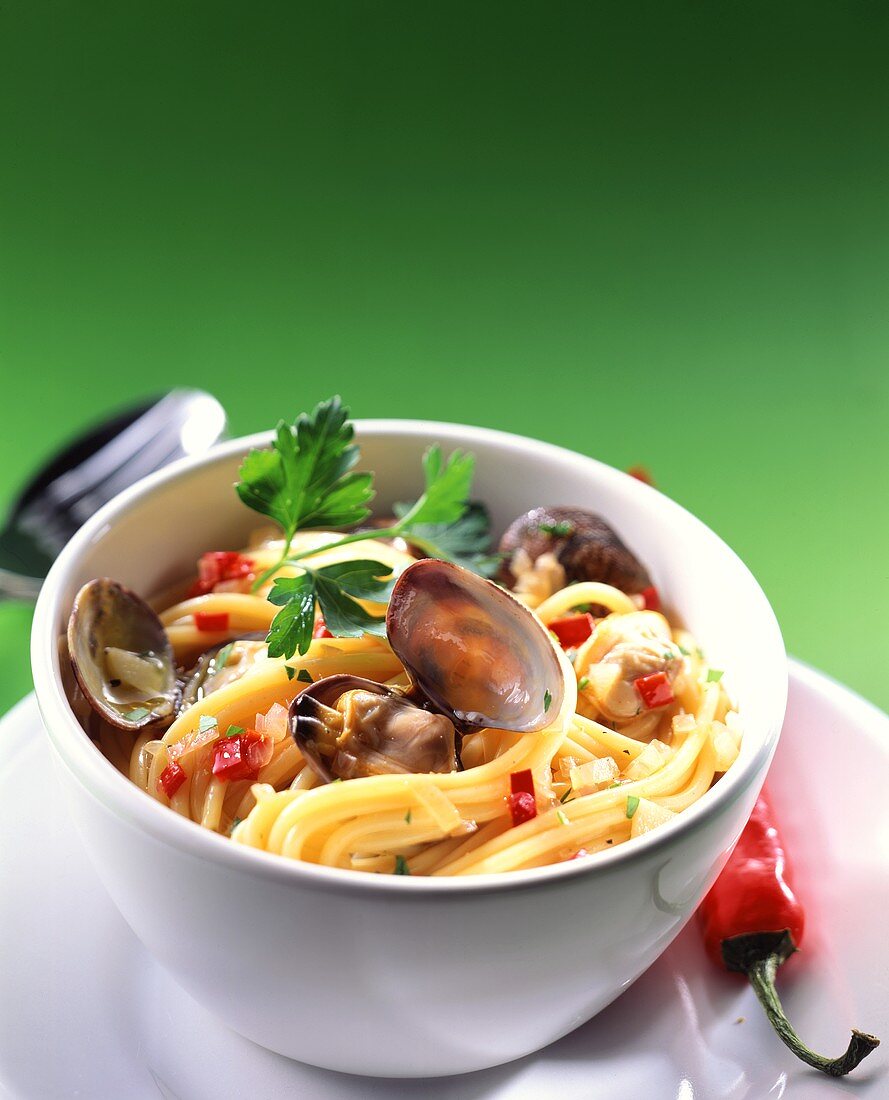 Pasta con le vongole (Spaghetti with clams and chili)