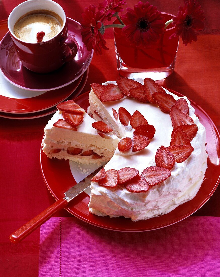 Baiser-Torte mit Erdbeeren, angeschnitten; Kaffee