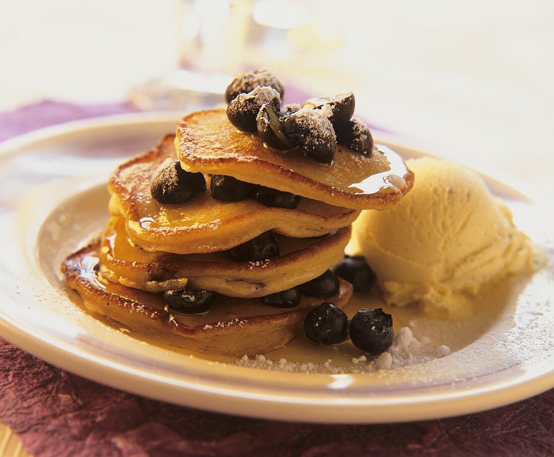 Pancakes mit Beeren, Puderzucker und Vanilleeis