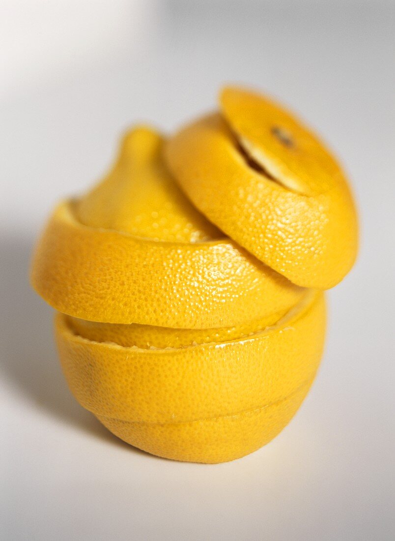 Zitrone, mit Orangenschale umwickelt