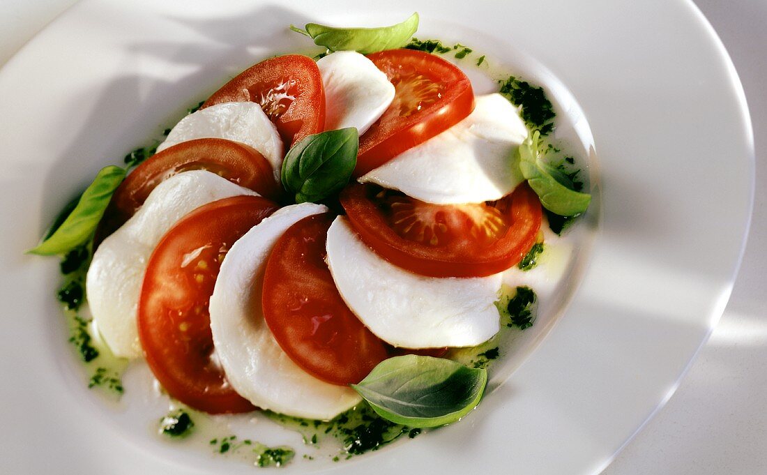 Insalata caprese (Mozzarella mit Tomaten & Basilikum)