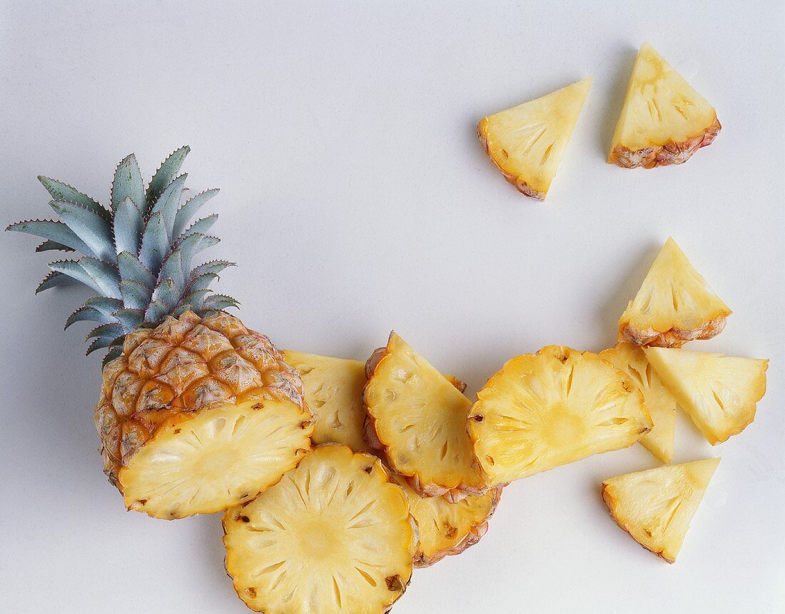 Ananas, in Scheiben und Stücke geschnitten