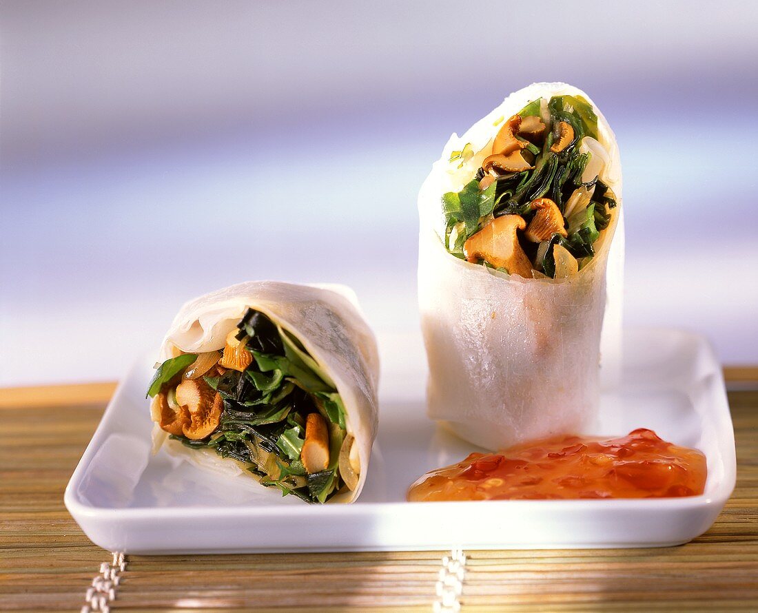 Rice paper parcels with chanterelles, seaweed and rocket
