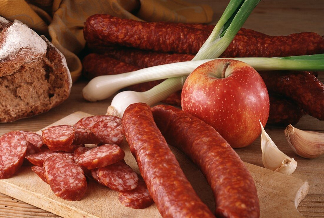Hearty snack with sausage, apple, bread & spring onions