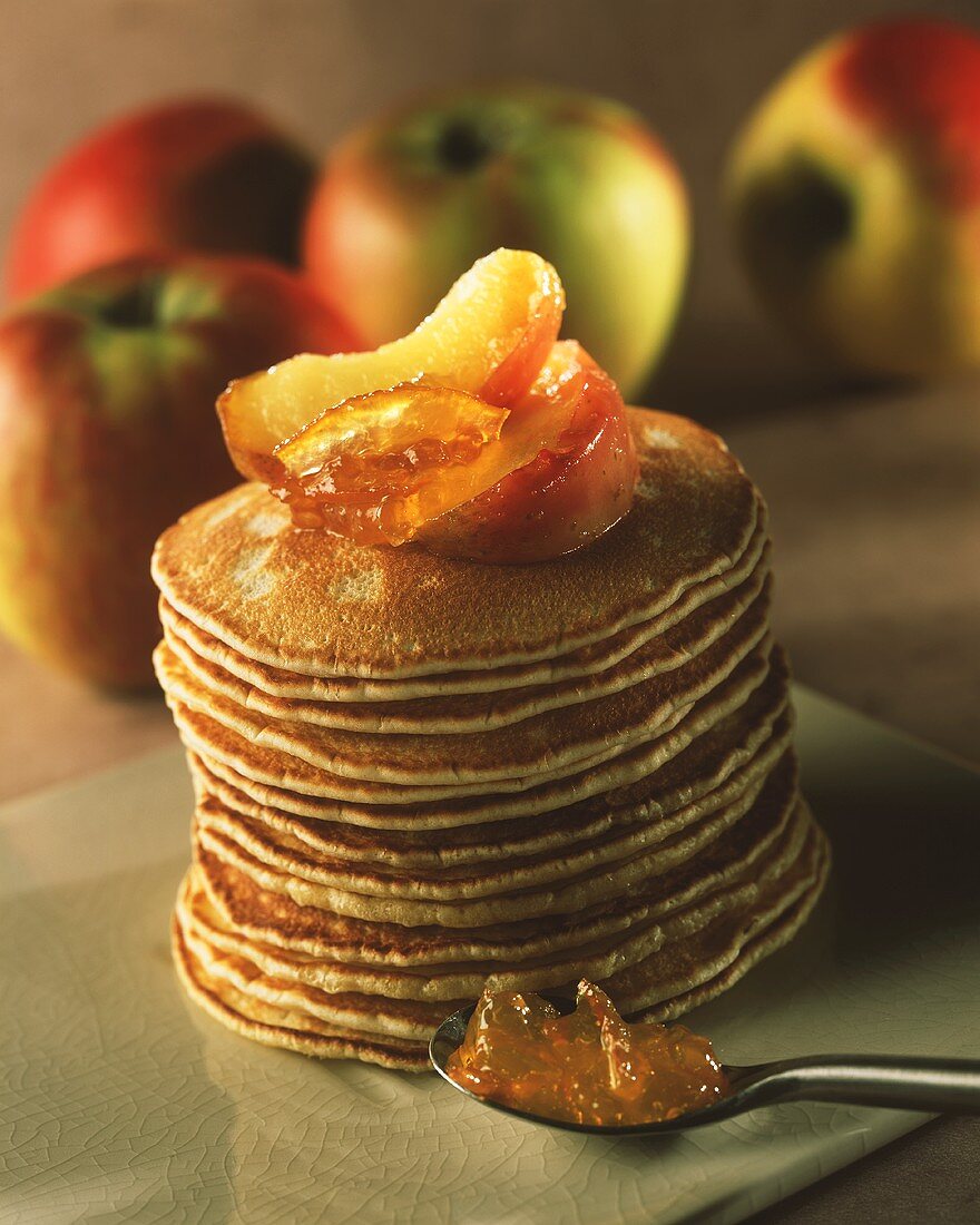 Pancakes mit Äpfeln und Orangenmarmelade