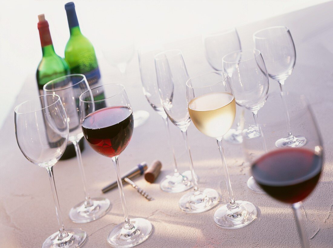 Rotwein, Weißwein und verschiedene Gläser