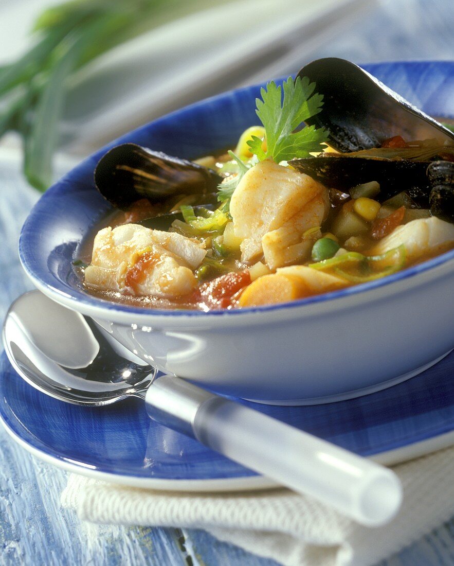 Gemüsesuppe mit Fisch und Muscheln