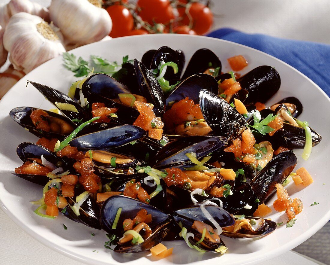 Mussels with tomatoes, onions and herbs