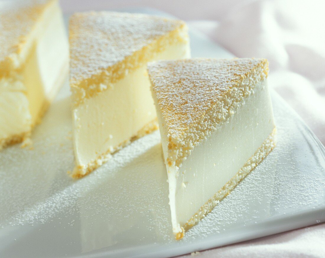 Cheesecake, cut into pieces
