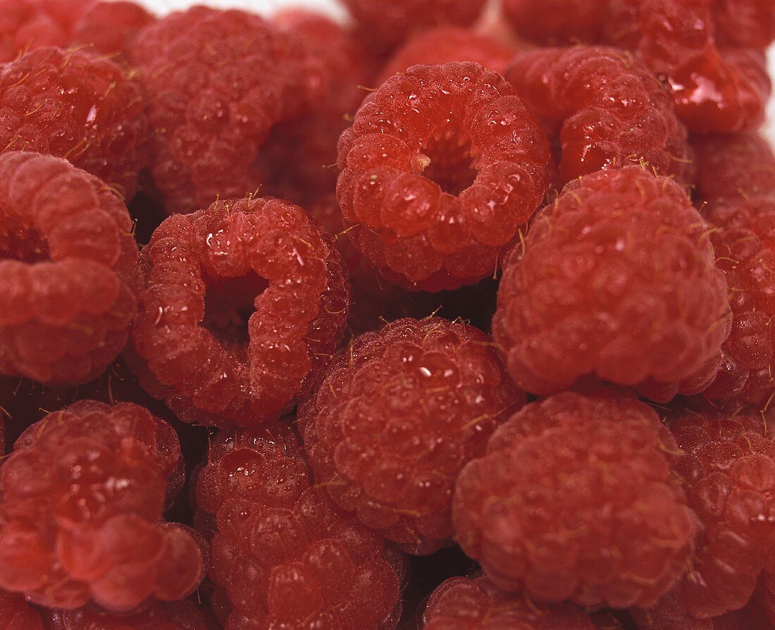 Frische Himbeeren mit Wassertropfen (Ausschnitt)