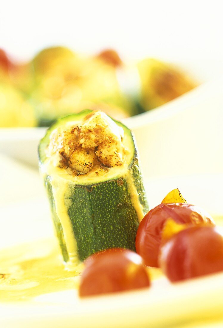 Gefüllte überbackene Zucchini mit Tomaten