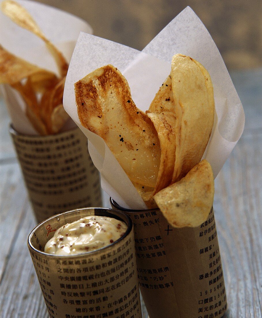 Fish und Chips mit Senfdip in asiatischen Gläsern