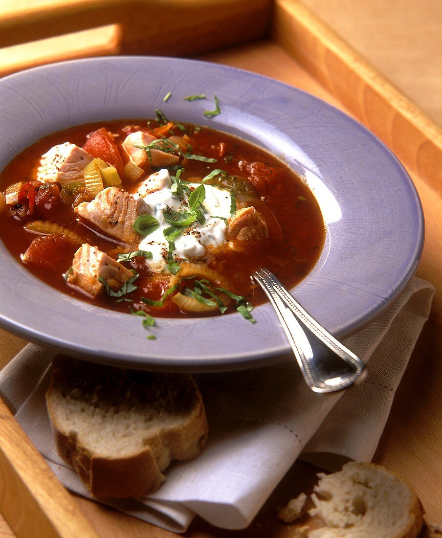 Fischsuppe mit Tomaten und saurer Sahne